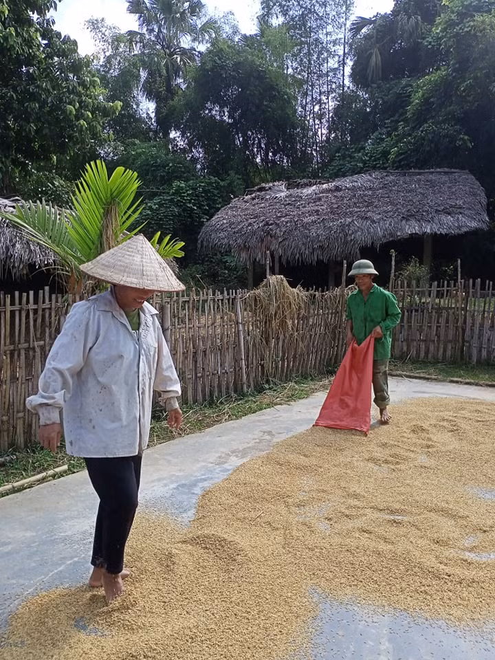 Hình ảnh bố, mẹ và học sinh Hà Thị Thư tại gia đình