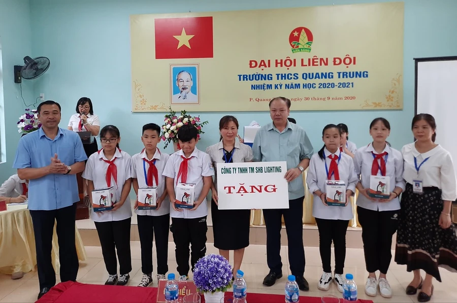 Ban giám hiệu và các em học sinh nhà trường đón nhận những phần quà đầy ý nghĩa của Công ty TNHH Thương mại SHB Lighting trao tặng 