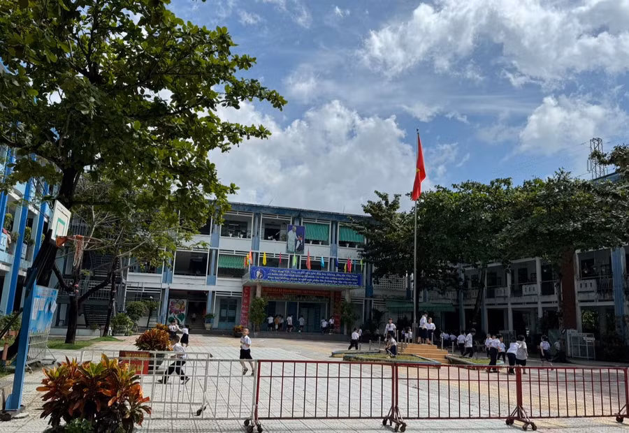 Dãy phòng học phía Tây của Trường Tiểu học Đoàn Thị Điểm (quận Thanh Khê, TP Đà Nẵng) luôn trong tình trạng nóng bức về mùa Hè. Một số phụ huynh tặng quạt hơi nước cho lớp học để giảm bớt oi bức.