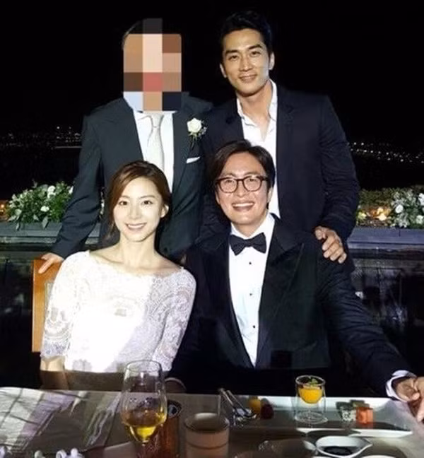 lo anh bae yong joon cham soc vo bau tai san bay - 4