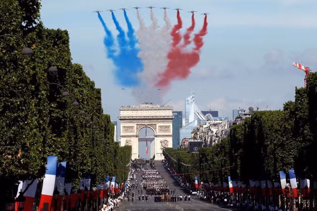 Ngoài 2 nước sở hữu nhiều vũ khí hạt nhân nhất thế giới là Nga và Mỹ, Anh, Pháp và Trung Quốc đều đã gia nhập hiệp ước NPT và các nước thành viên của NPT đều cam kết không duy trì kho vũ khí hạt nhân vĩnh viễn. Pháp hiện vẫn duy trì ổn định số lượng đầu đạn hạt nhân khoảng 300 đầu đạn, trong đó có 280 đầu đạn được triển khai.