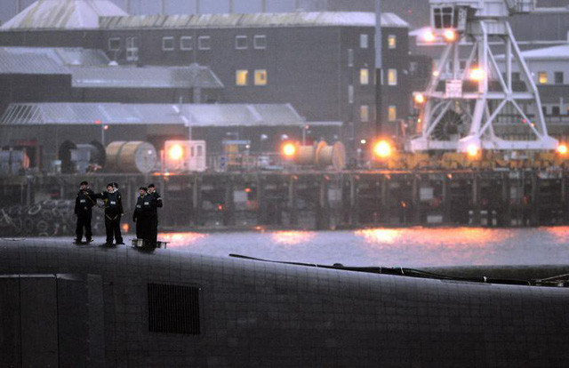 Kho vũ khí của Anh hiện có khoảng 250 đầu đạn hạt nhân và nước này đang lên kế hoạch cắt giảm số lượng đầu đạn hạt nhân xuống còn “chưa đầy 180” đầu đạn vào giữa những năm 2020. Hiệp hội Các nhà khoa học Mỹ ước tính số lượng đầu đạn hạt nhân trên mỗi tàu ngầm của Anh đã giảm từ 48 xuống còn 40 đầu đạn.