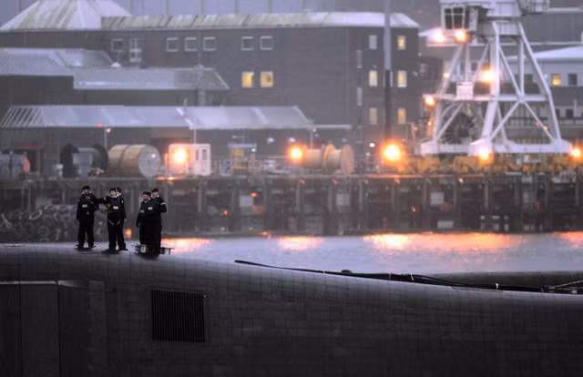 Kho vũ khí của Anh hiện có khoảng 250 đầu đạn hạt nhân và nước này đang lên kế hoạch cắt giảm số lượng đầu đạn hạt nhân xuống còn “chưa đầy 180” đầu đạn vào giữa những năm 2020. Hiệp hội Các nhà khoa học Mỹ ước tính số lượng đầu đạn hạt nhân trên mỗi tàu ngầm của Anh đã giảm từ 48 xuống còn 40 đầu đạn.