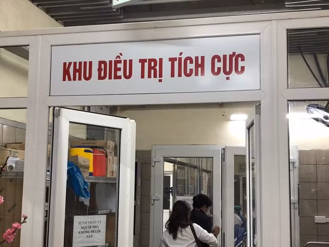Chỉ trong 4 ngày Tết có đến 13 ca ngộ độc thuốc diệt cỏ paraquat được đưa đến Trung tâm chống độc (BV Bạch Mai) cấp cứu. Ảnh: H.Hải