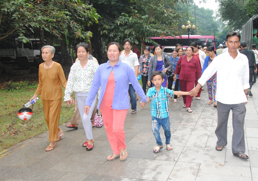 Du khách tham quan tại Lễ hội Gò Tháp