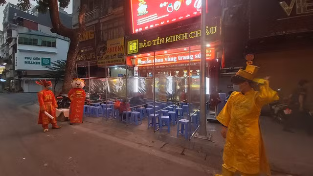 Cảnh tượng lạ lùng ngày vía Thần tài: Nơi đông đúc, chỗ vắng hoe ảnh 10