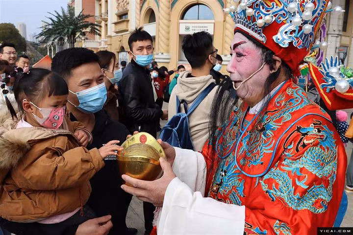 Các khu vực khác nhau của Trung Quốc tổ chức các lễ kỷ niệm đặc biệt liên quan đến Thần Tài vào ngày thứ năm của tháng đầu tiên của Tết Nguyên đán.