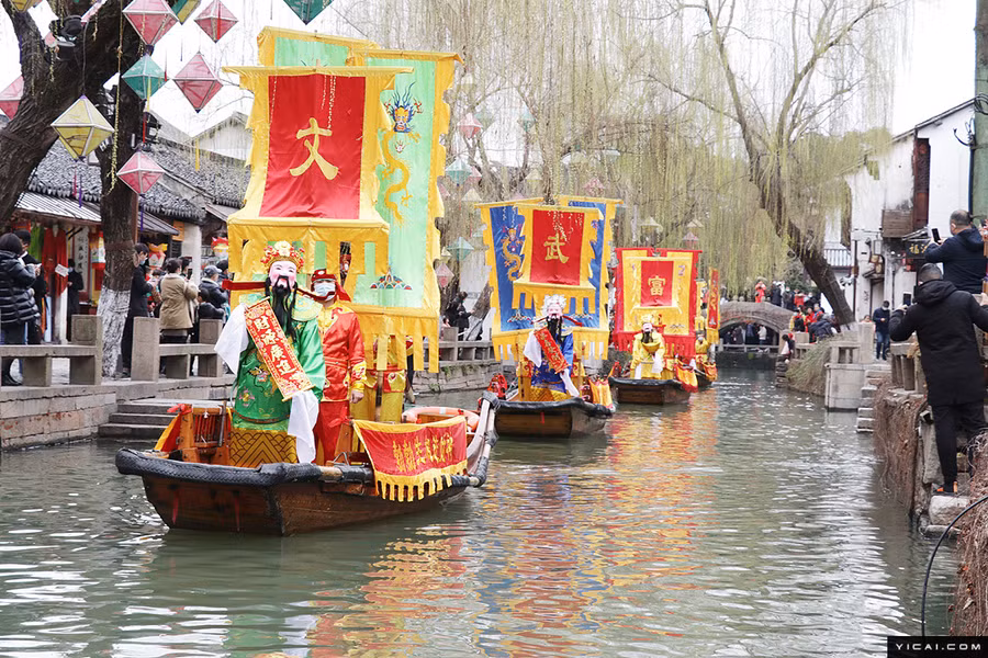 Thần Tài chèo thuyền trên một con kênh cổ ở Tô Châu, tỉnh Giang Tô, để mang lại sự thịnh vượng và may mắn cho các cửa hàng dọc theo bờ sông.