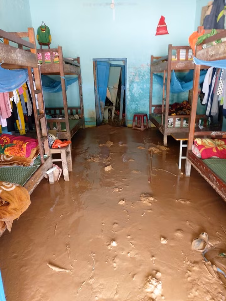 Sạt lở nhà công vụ và nhà ở của HS trường Tiểu học và THCS Phước Thành