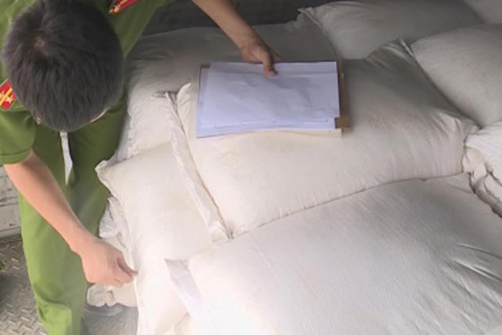 Cục Cảnh sát phòng chống tội phạm về buôn lậu phía Nam (C74B) vừa bắt thêm vụ nhập lậu 33 tấn đường cát từ Campuchia về Việt Nam ngày 31/10.