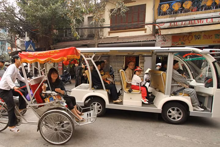 Xe điện phục vụ du khách ở khu trung tâm Hà Nội.