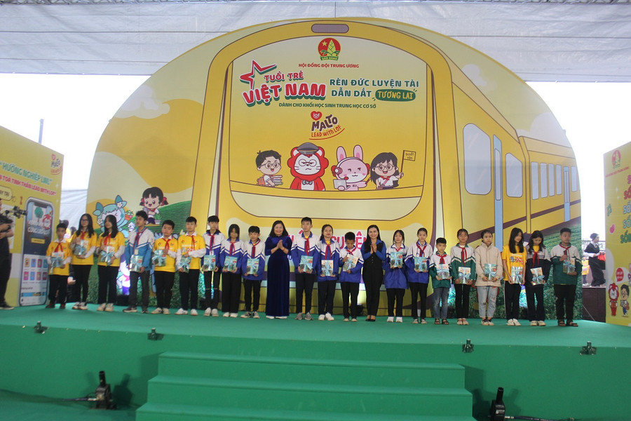 Các đại biểu trao quà và học bổng cho các học sinh nghèo vượt khó học giỏi trên địa bàn TP Thái Nguyên. Các đại biểu trao quà và học bổng cho các học sinh nghèo vượt khó học giỏi trên địa bàn TP Thái Nguyên.