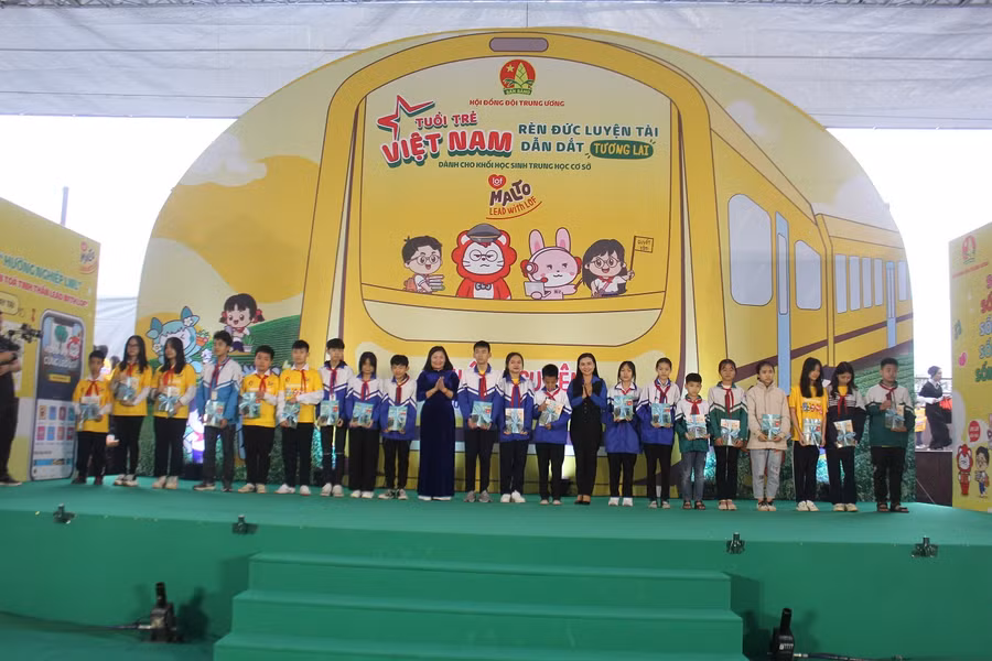 Các đại biểu trao quà và học bổng cho các học sinh nghèo vượt khó học giỏi trên địa bàn TP Thái Nguyên.