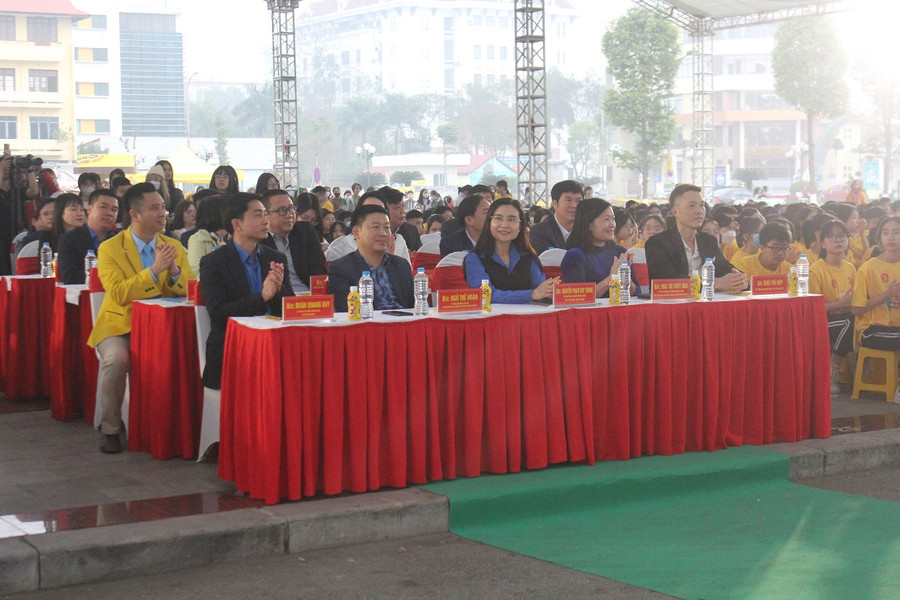 Các đại biểu Trung ương Đoàn, Tỉnh đoàn Thái Nguyên, Chính quyền thành phố Thái Nguyên và Thành đoàn TP Thái Nguyên dự lễ khai mạc. Các đại biểu Trung ương Đoàn, Tỉnh đoàn Thái Nguyên, Chính quyền thành phố Thái Nguyên và Thành đoàn TP Thái Nguyên dự lễ khai mạc.