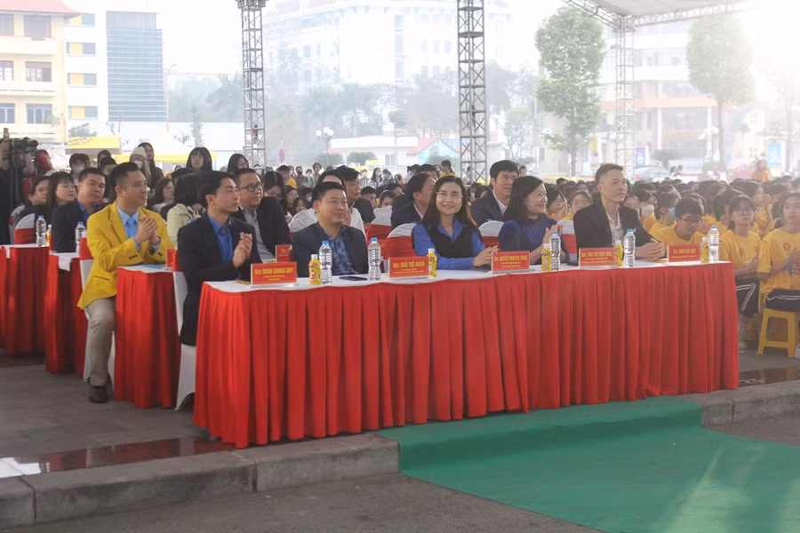 Các đại biểu Trung ương Đoàn, Tỉnh đoàn Thái Nguyên, Chính quyền thành phố Thái Nguyên và Thành đoàn TP Thái Nguyên dự lễ khai mạc.