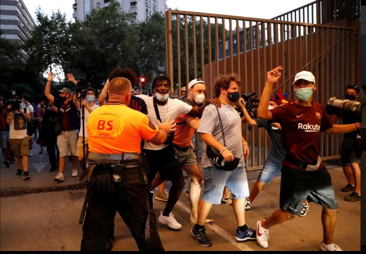 An ninh đã bất lực trong việc ngăn người hâm mộ xông vào trong sân Nou Camp.