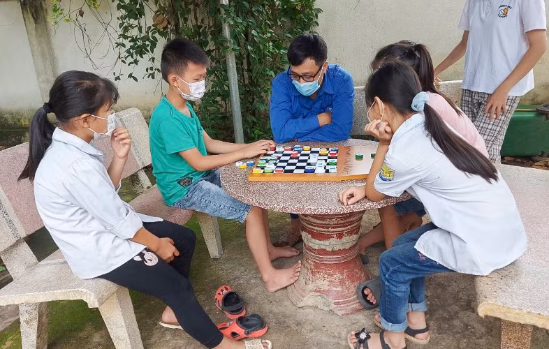 Nhiều trẻ em chưa biết các trò chơi dân gian được anh chị đoàn viên, thanh niên hướng dẫn.