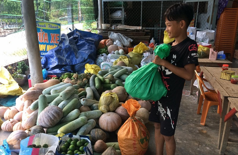 Các em học sinh vượt cả chặng đường xa mang lương, thực phẩm đến để gửi ủng hộ người dân miền Nam.