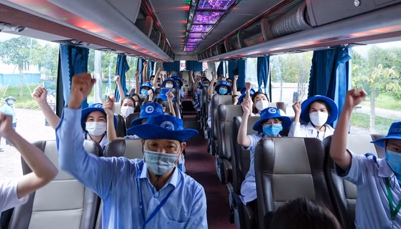 Đoàn cán bộ, SV tình nguyện Trường ĐH Y Dược Cần Thơ chi viện chống dịch tại tỉnh Vĩnh Long.