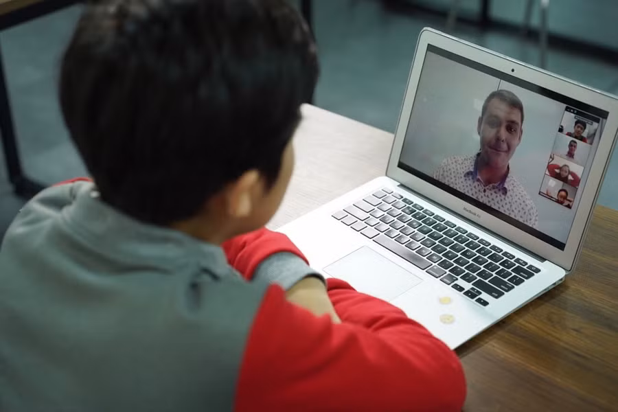 Học sinh trao đổi trực tuyến với giáo viên.