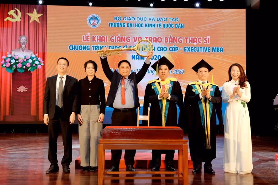 Các tân học viên đón nhận chiếc chìa khoá vàng biểu trưng truyền thống từ các học viên khoá 9.