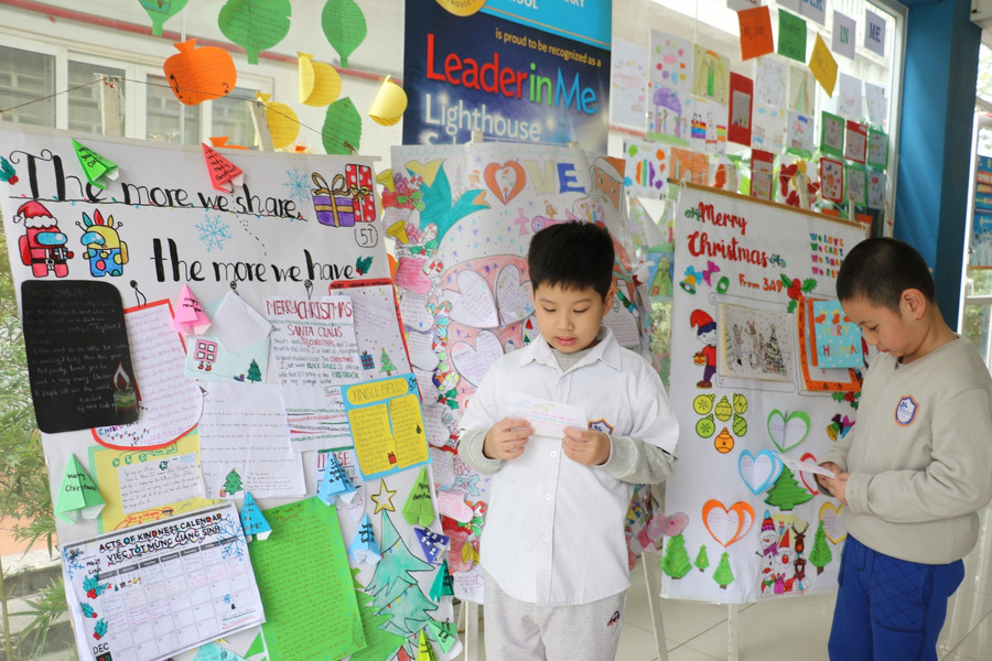 Toàn bộ các tờ báo tường được trưng bày tại khu vực bảng tin nhà trường và được học sinh thường xuyên dừng chân ghé đọc.