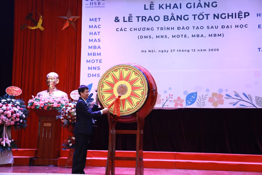 PGS.TS Hoàng Đình Phi - Chủ nhiệm Khoa Quản trị và Kinh doanh đánh trống khai giảng.