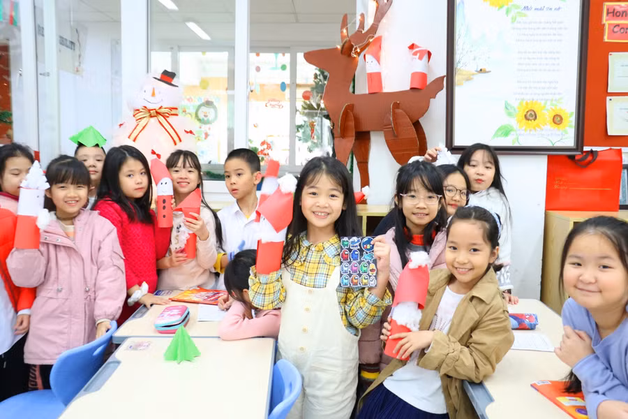 Không khí viết thư chia sẻ về những việc tốt mình đã làm, cũng như gửi gắm mong ước trong dịp Noel được học sinh các lớp hào hứng đón nhận và thực hiện trong suốt một tuần trước lễ Giáng sinh.