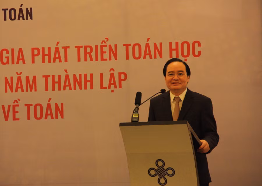 Bộ trưởng Bộ GD&ĐT Phùng Xuân Nhạ phát biểu tại buổi lễ.