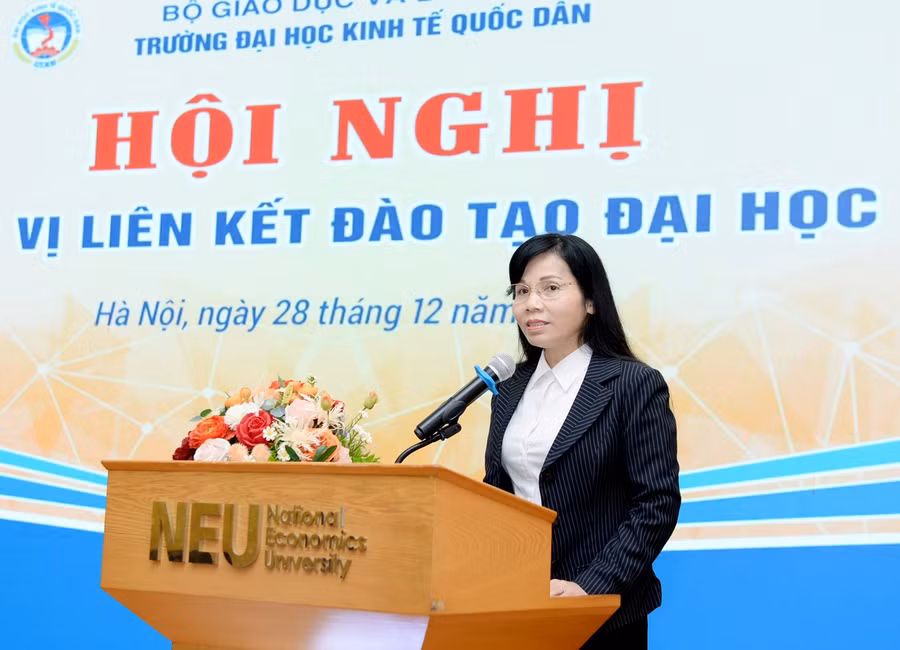 GS.TS Trần Thị Vân Hoa – Phó Hiệu trưởng nhà trường phát biểu