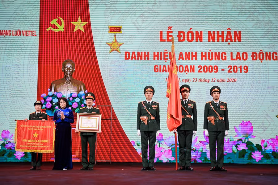 Phó Chủ tịch nước CHXHCN Việt Nam Đặng Thị Ngọc Thịnh trao tặng danh hiệu Anh hùng Lao động cho Viettel Networks.