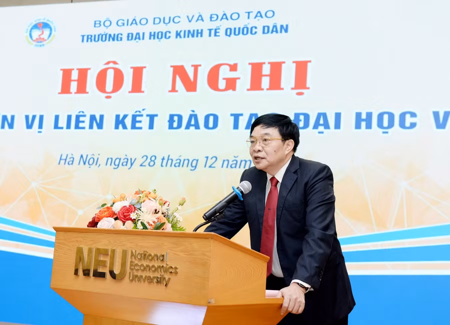 PGS.TS Phạm Quang – Trưởng khoa Đại học Tại chức báo cáo về đào tạo và liên kết đào tạo vừa làm vừa học của Trường ĐH Kinh tế quốc dân.