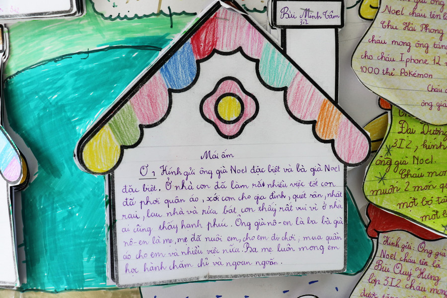 Học sinh Bùi Minh Tâm (3i2) chọn trang trí cho bài viết của mình theo hình một ngôi nhà. Bên trong là bài viết của em với tựa đề “Mái ấm”. Em ví ông già Noel là bố, bà già Noel là mẹ của em, và chia sẻ về những việc tốt mình đã làm trong tuần qua với niềm hạnh phúc.