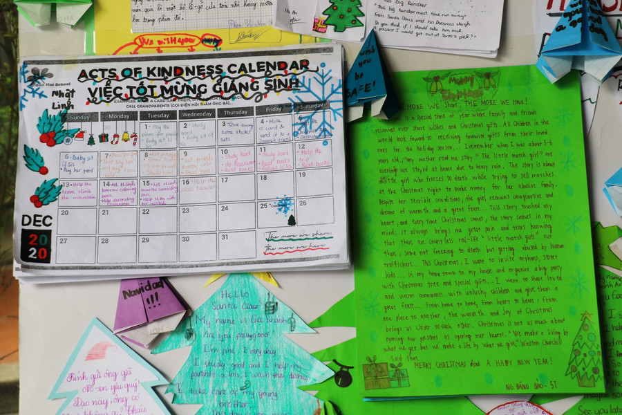 Mỗi học sinh lớp 5T đính kèm lên báo tường những tờ lịch việc tốt của mình, trong đó ghi cụ thể những việc tốt mình đã thực hiện từng ngày. Bên cạnh là lá thư bằng tiếng Anh tâm sự cùng ông già Noel của học sinh Nguyễn Đăng Bảo. Em viết về kỷ niệm lần đầu được nghe mẹ kể nghe câu chuyện “Cô bé bán diêm”, và ước mong sẽ được tổ chức một bữa tiệc ấm áp cho tất cả những bạn nhỏ lang thang, kém may mắn trong cuộc sống. Lá thư kết thúc bằng sự cảm nhận thấm đẫm tinh thần nhân văn: “Giáng sinh không chỉ để mở ra những món quà, mà còn để mở ra những trái tim”.