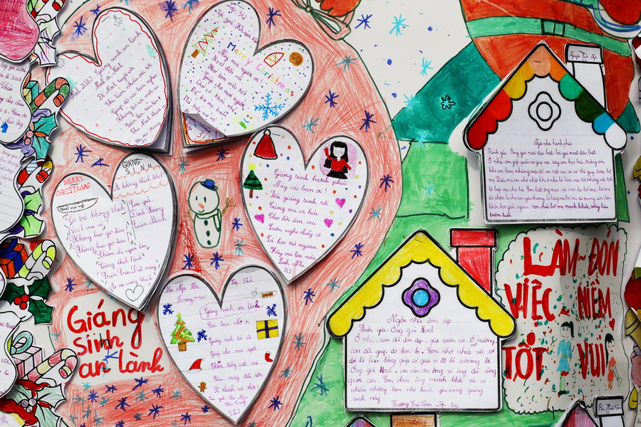 Tất cả các bài viết của lớp 3i2 đều mang một tinh thần: Làm việc tốt, đón niềm vui. Bạn Thùy Linh trong lá thư của mình không xin quà tặng mà chỉ cầu mong bà của con khỏi bệnh ho, khỏe mạnh để bà đi chơi Noel cùng con…. Trên tờ báo còn có một lá thư chung của cả lớp viết cho ông già Noel. Các con đã kể cho ông cả lớp đã làm được 238 việc tốt trong tháng 12; và cầu chúc ông già Noel luôn khỏe mạnh để cho thể đi phát quà cho tất cả trẻ em trên toàn thế giới, cầu mong sẽ không còn dịch bệnh covid -19…