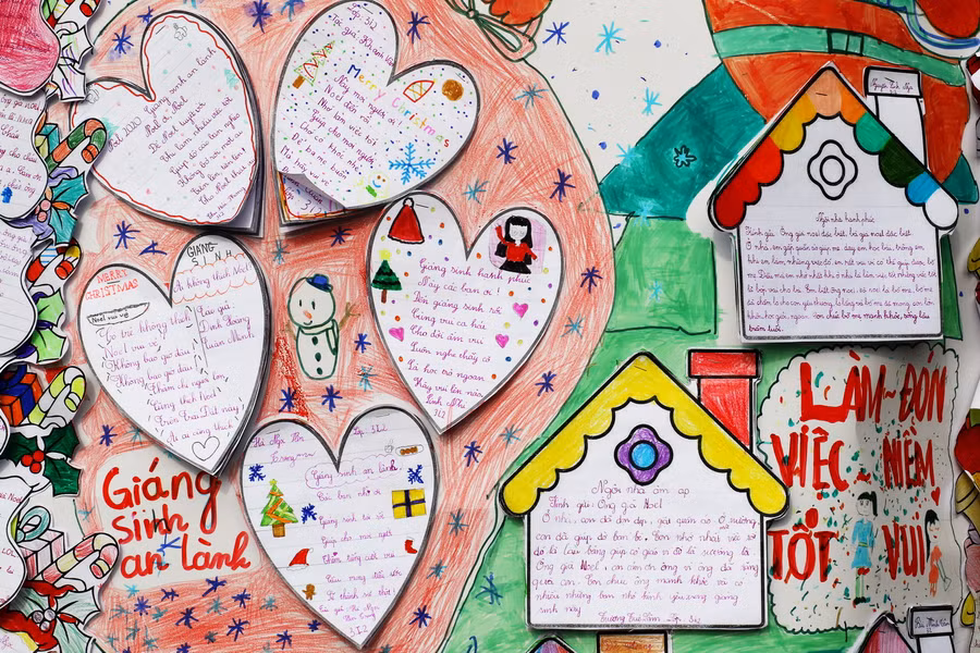 Tất cả các bài viết của lớp 3i2 đều mang một tinh thần: Làm việc tốt, đón niềm vui. Bạn Thùy Linh trong lá thư của mình không xin quà tặng mà chỉ cầu mong bà của con khỏi bệnh ho, khỏe mạnh để bà đi chơi Noel cùng con…. Trên tờ báo còn có một lá thư chung của cả lớp viết cho ông già Noel. Các con đã kể cho ông cả lớp đã làm được 238 việc tốt trong tháng 12; và cầu chúc ông già Noel luôn khỏe mạnh để cho thể đi phát quà cho tất cả trẻ em trên toàn thế giới, cầu mong sẽ không còn dịch bệnh covid -19…