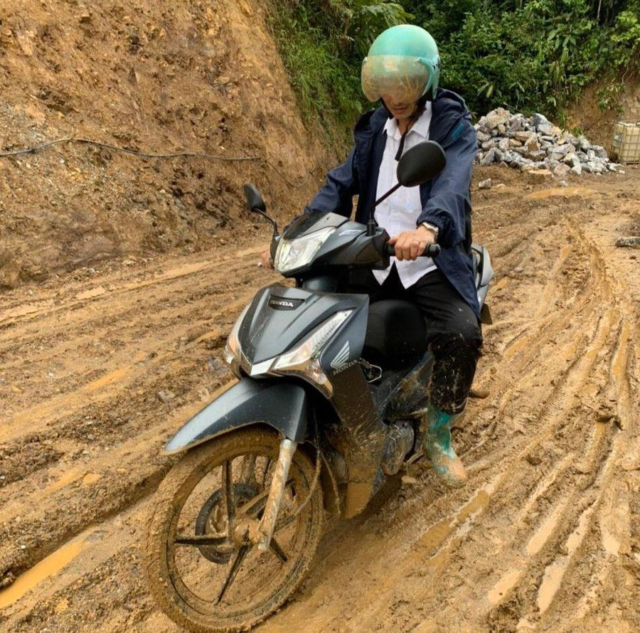 Thầy Trần Nam San trong chuyến công tác đi bản.