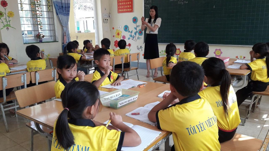 8 năm tuổi xuân cô Sen không lập gia đình, dành trọn thời gian và tâm huyết cho học trò vùng cao. 8 năm tuổi xuân cô Sen không lập gia đình, dành trọn thời gian và tâm huyết cho học trò vùng cao.