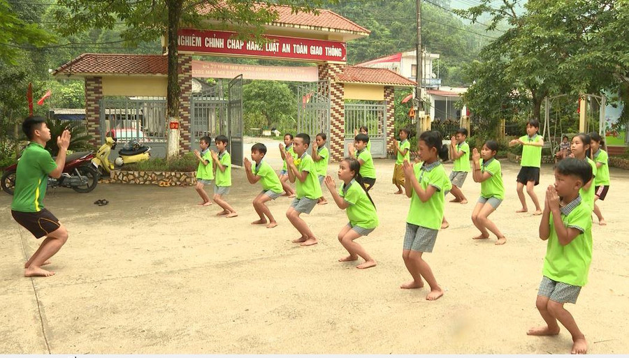 Học sinh được học kỹ năng và khởi động trước khi xuống bể bơi. Ảnh: NTCC.
