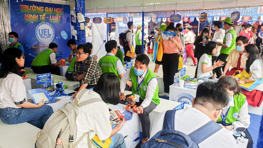 Chuyên viên tư vấn tuyển sinh Trường ĐH Kinh tế - Luật (Đại học Quốc gia TP Hồ Chí Minh) tư vấn ngành nghề cho học sinh.