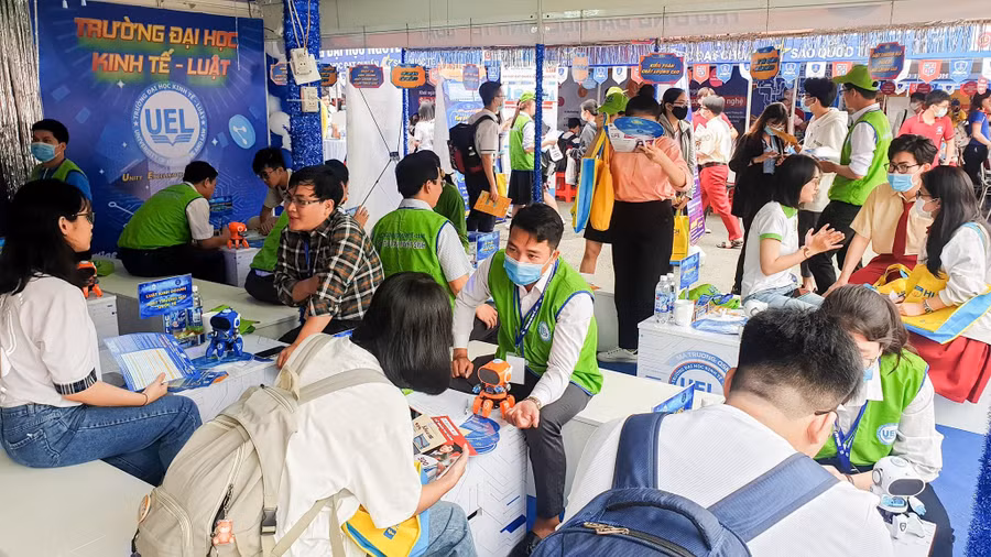 Chuyên viên tư vấn tuyển sinh Trường ĐH Kinh tế - Luật (Đại học Quốc gia TP Hồ Chí Minh) tư vấn ngành nghề cho học sinh.