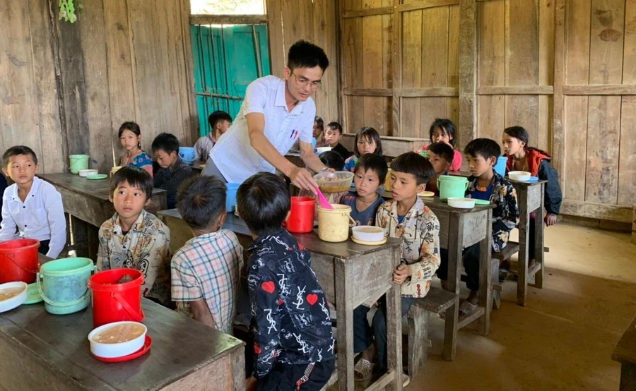 Mô hình nuôi học sinh ăn trưa tại trường được huy động từ nguồn lực xã hội hóa.