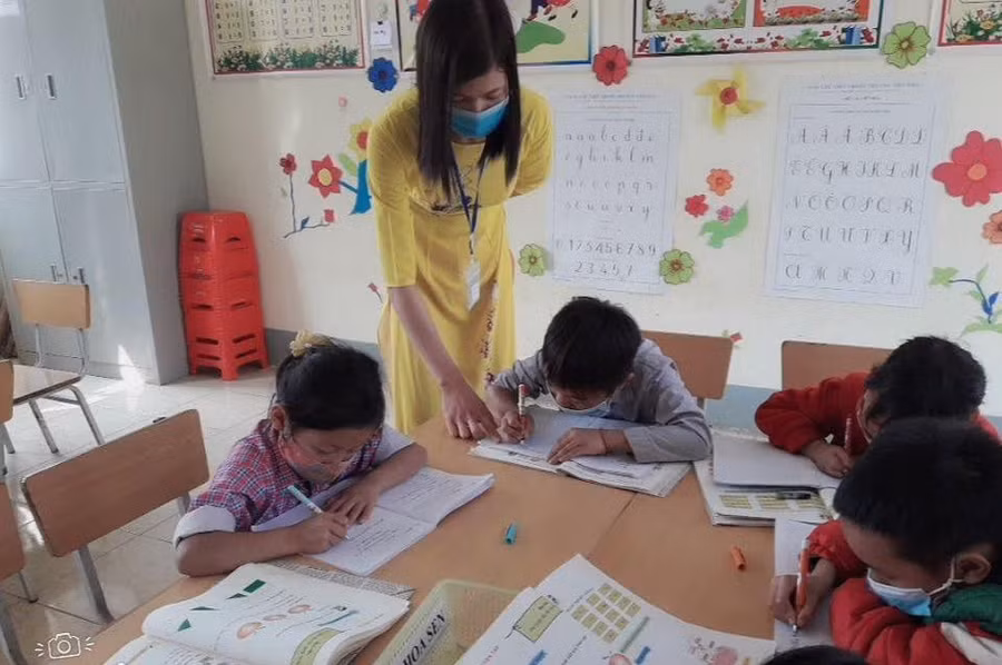 Theo cô Sen, ngoài kiến thức về chuyên môn, nghiệp vụ thì điều quan trọng nhất mà một giáo viên tiểu học phải có đó là tình thương yêu.