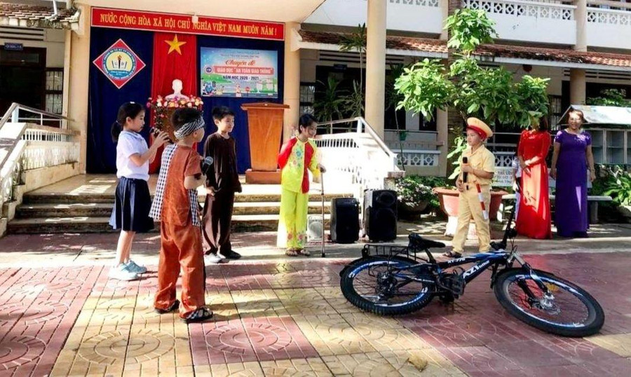 Trường Tiểu học Hoàng Văn Thụ giáo dục hướng nghiệp cho học sinh thông qua đóng tiểu phẩm ATGT. Trường Tiểu học Hoàng Văn Thụ giáo dục hướng nghiệp cho học sinh thông qua đóng tiểu phẩm ATGT.