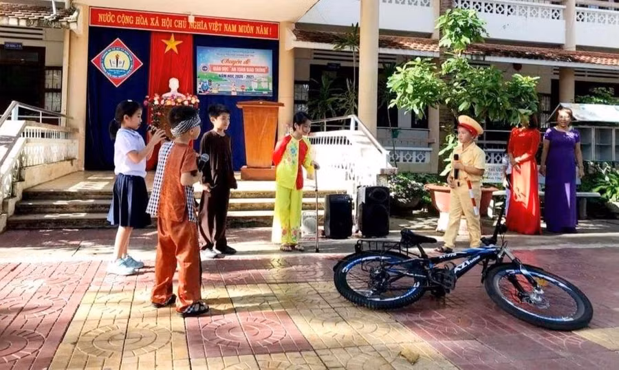 Trường Tiểu học Hoàng Văn Thụ giáo dục hướng nghiệp cho học sinh thông qua đóng tiểu phẩm ATGT.