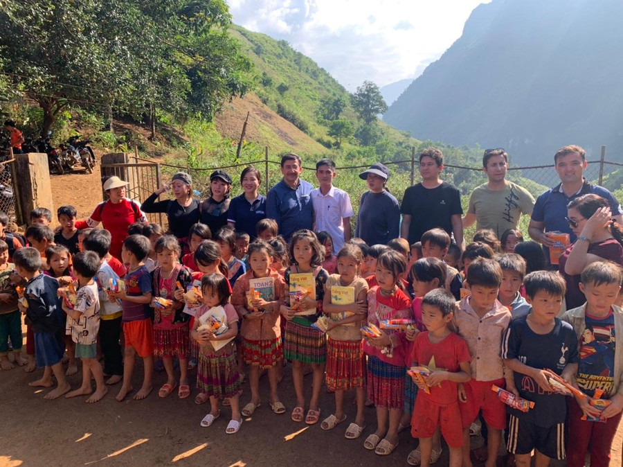 Thầy Trần Nam San (áo sáng màu) chụp ảnh cùng đoàn từ thiện. Ảnh: TG