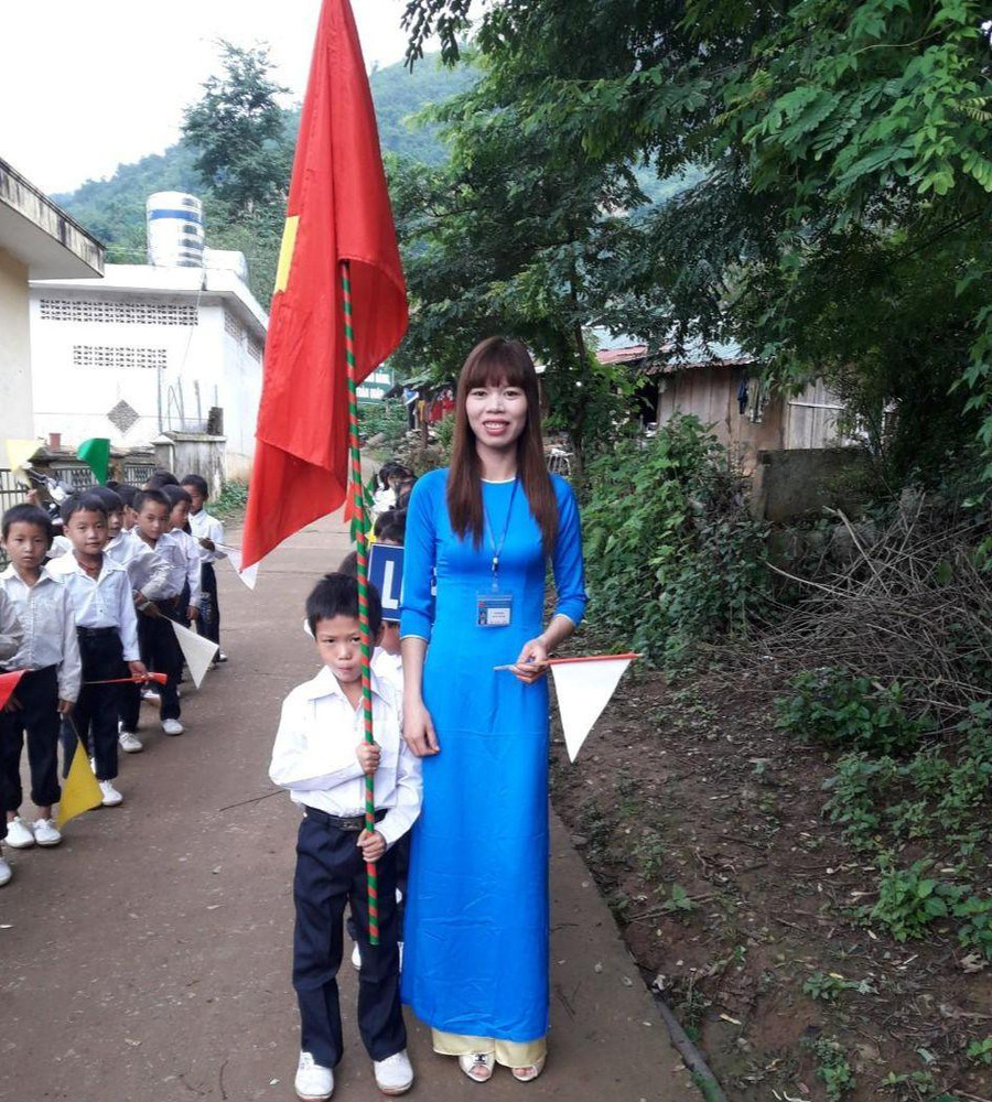 Mỗi đứa trẻ vùng cao trưởng thành là niềm hạnh phúc với cô Sen. Mỗi đứa trẻ vùng cao trưởng thành là niềm hạnh phúc với cô Sen.