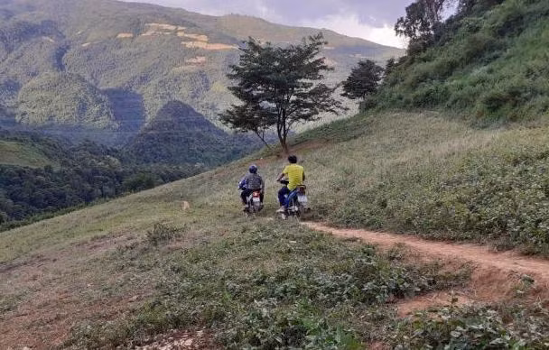 Những cung đường dân sinh bám sườn núi hoặc men theo vách đá ở Hừa Ngài là điều khiến cô Sen sợ nhất.