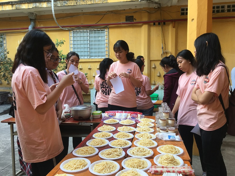 Tự tay nấu bữa sáng để mời phụ huynh