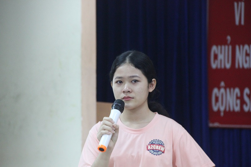 Một học sinh bật khóc khi chia sẻ tại buổi họp phụ huynh